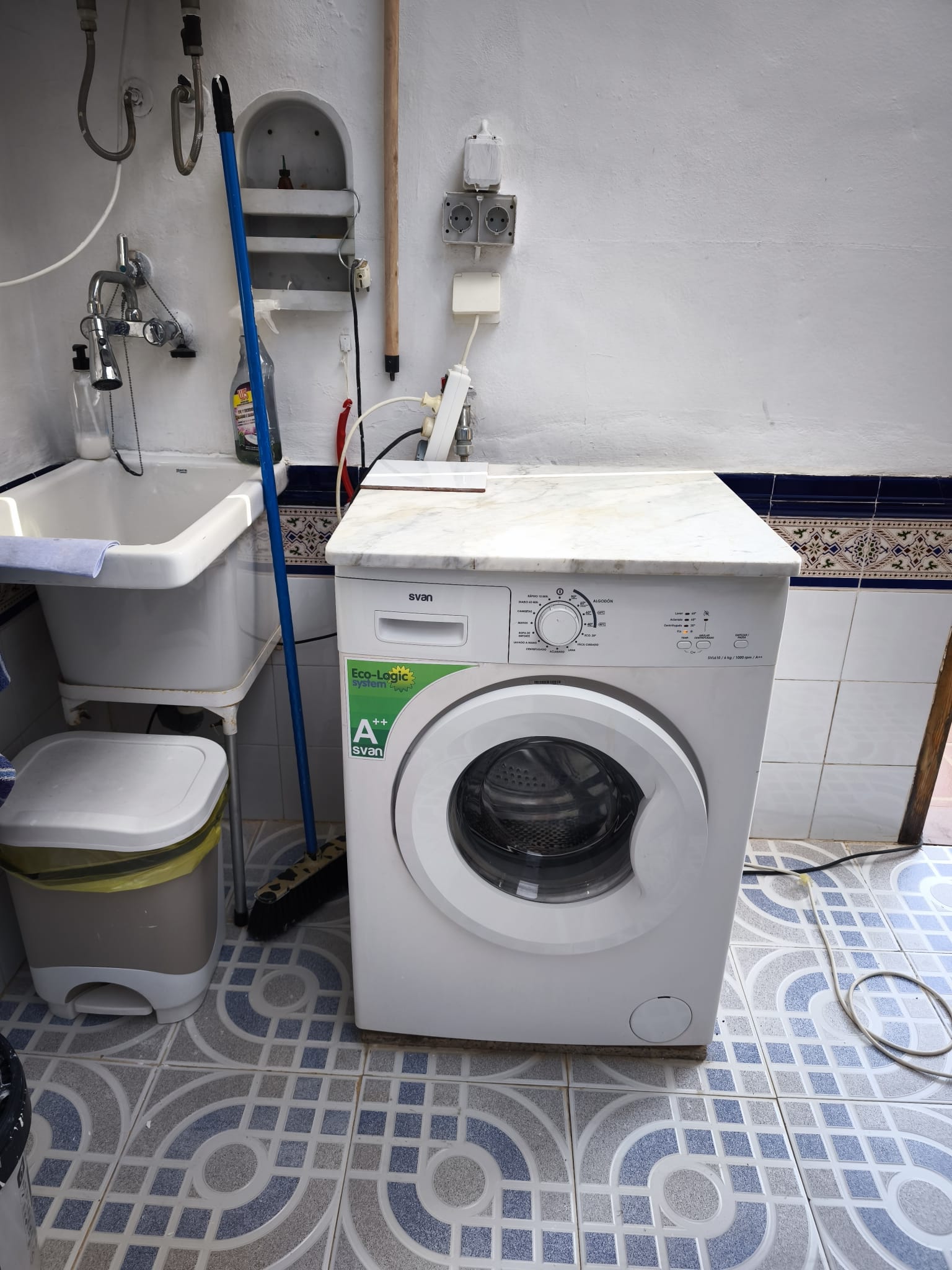 Laundry/utility area with washing machine and utility sink